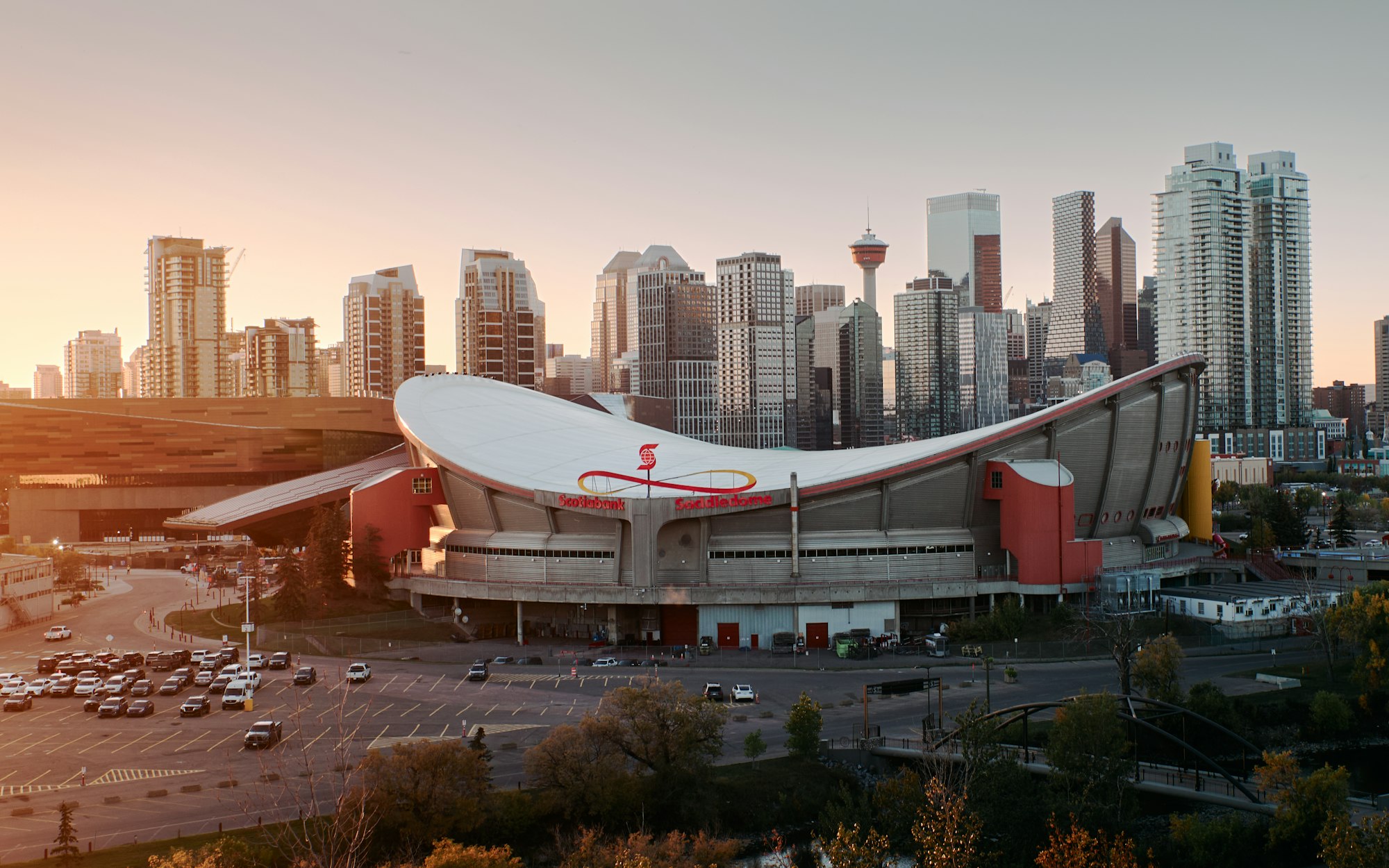 The Calgary skyline at dusk, where Avon Construction Corp has built since 2002